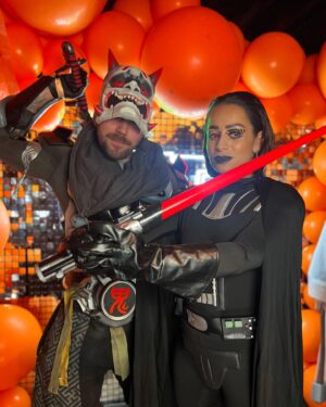 Stian Blipp Instagram - Veldig gøy fest hos @alexandrajoner! Sinnsyke kostymer og nydelige folk. Konemor kan få beholde Darth Vader kostymet på resten av kvelden….⁣
⁣
Mitt kostyme er laget av den veldig flinke @justdesignsnorway
