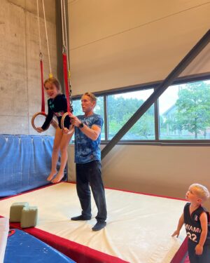 Stian Blipp Instagram - For 8 år siden så trente denne maskinen av et menneske meg opp til å kunne levere akrobatikk i «Singing in the rain». I dag er det reunion for å få fart på noen saltoer i neste generasjons Blipp også! Alltid lek og bevegelsesglede med denne fyren. Klarte tilogmed å klemme avgårde en kveitete muscle-up på siste sliden der.