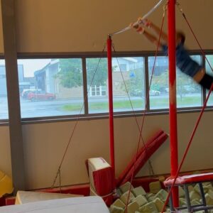 Stian Blipp Instagram - For 8 år siden så trente denne maskinen av et menneske meg opp til å kunne levere akrobatikk i «Singing in the rain». I dag er det reunion for å få fart på noen saltoer i neste generasjons Blipp også! Alltid lek og bevegelsesglede med denne fyren. Klarte tilogmed å klemme avgårde en kveitete muscle-up på siste sliden der.