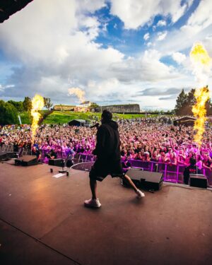 Stian Thorbjørnsen Instagram - Noen helger er såpass sjuke at man må stikke på et hotell alene på søndagen bare for å få landa skikkelig. Historiens første Sommerfest i Trondheim, som jeg er så heldig å få være med på å lage, gikk av stabelen med stor suksess. Såpass stor at vi gjentar festen neste år. Sommerbris i Kristiansand var helt ellevilt. 13.000 gærne sørlendinger i helt drøyt slag til tross for regnvær. De siste ukene har vært en magisk start på festivalsommeren 2024❤️