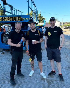 Stian Thorbjørnsen Instagram - Grei dag på jobb igår❤️ 

Har vært blodfan av Metallica siden jeg var liten gutt. Første gang jeg drakk øl på fest var soundtracket «Master of puppets». Første låta jeg lærte meg på gitar var «For whom the bell tolls». Første store konserten jeg fikk gå på alene var Metallica i 96’. 

De som har vært på en Staysman-konsert de siste årene har sikkert også lagt merke til at det blir mer og mer Metallicainspirert ettersom årene går. Logoen min er sterkt inspirert og låta vi bukker til er introlåta til Metallica for å nevne noe. På Gressvik, der jeg er fra, var Metallica nesten som en slags religion. Det å få være på jobb igår som en del av pyroteknikkcrewet føltes nesten surrealistisk. Jeg var sikkert det eldste barnet av alle på Tons of Rock igår kveld ❤️ Et skikkelig, skikkelig fint minne å ta med seg videre!
