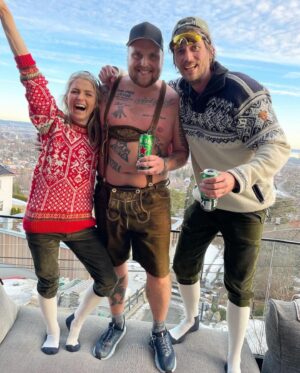 Stian Thorbjørnsen Instagram - Hvordan det går vs. hvordan det gikk 😅 fikk kræsje den nydelige bryllupsfesten til Therese og Nils Jakob igår med noen rølpelåter. Kanskje den råeste festen jeg har vært med på. Vilt gjennomført. Grættis til det råeste paret ❤️