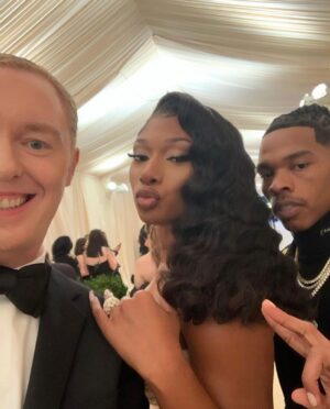 Stuart Vevers Instagram - 😎 💜 😍💫🤩💗 #selfieSunday Met Gala Throwbacks. See you tomorrow @metcostumeinstitute @metmuseum 😘 

PS: any guesses on who my guest is this year 👀👀?