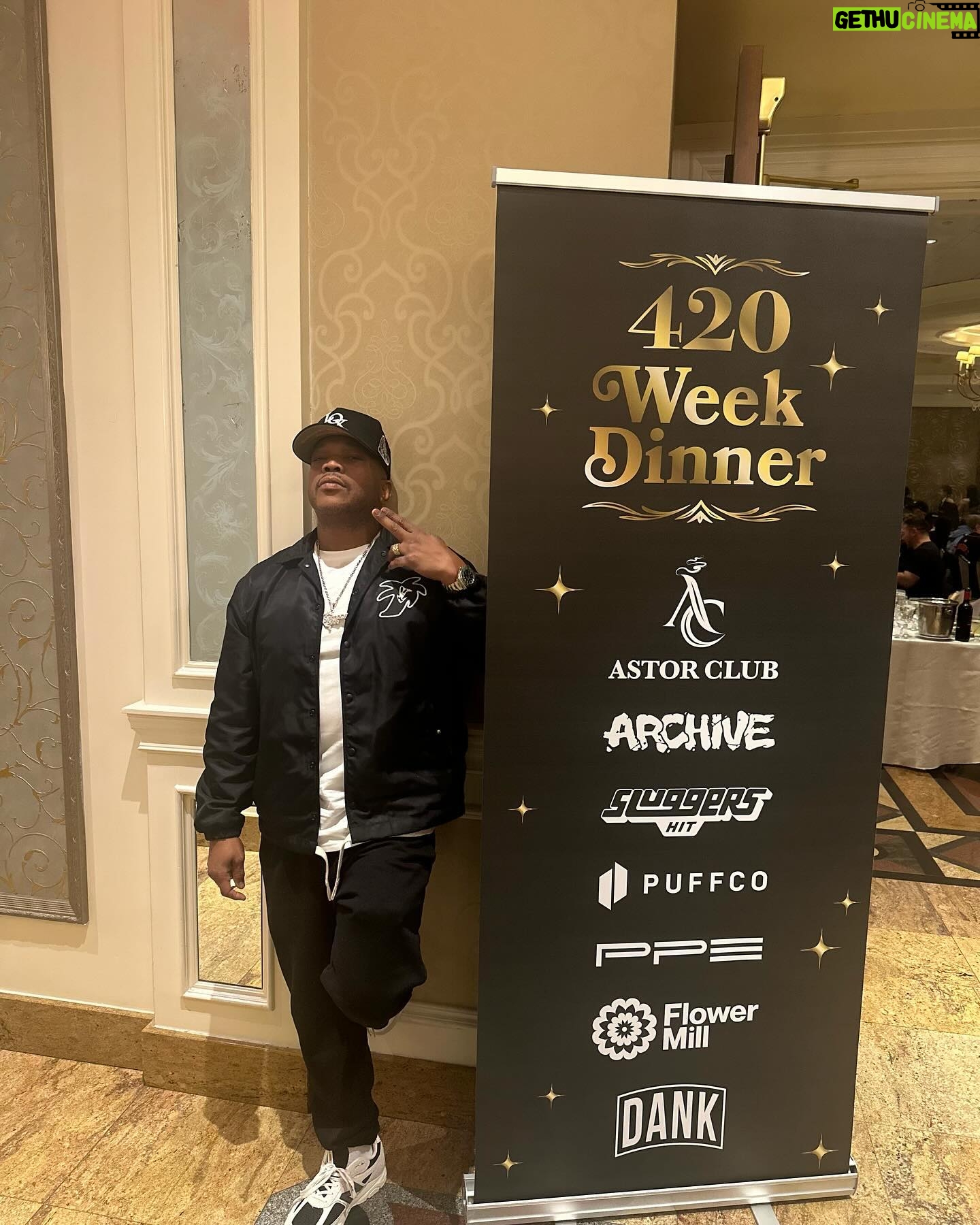 Styles P - 3.1K Likes - Room full of plugs & hippies & stoners who genuinely love the plant !!!!!!! @lastdaze23 @doubt_x_belief @adyingbreednyc @benneedsausername @astorclubnyc .. pretty safe to say my 4/20 is 4/20ing !!!😎😭😭😭😭🤦🏽💨💨💨💨💨💨💨💨💨