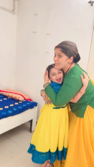 Sudha Chandran Instagram - Off screen bonding (kailashi ji & Doree) miss you mam😭
Old songs are the best 
.
.
.
.
.
#instadaily #instalike #doree #ınstagood #viral #reelsindia #reelsvideo #colorstv #tranding #oldsongs #song #emotional #sudhachandran #sudhaachandran #mahibhanushaliofficial #reels