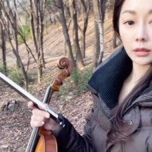 Sue Son Instagram - Hope you are keeping dry in the rain 🌧☔️ #filming #violin 🎻