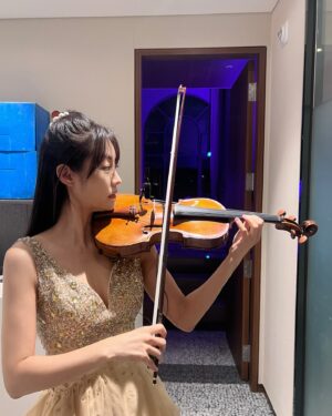 Sue Son Instagram - Behind the scenes 🎬 

#SueSon
#손수경
#Violinist 🎻
