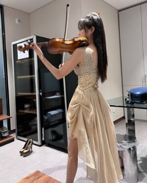 Sue Son Instagram - Behind the scenes 🎬 

#SueSon
#손수경
#Violinist 🎻