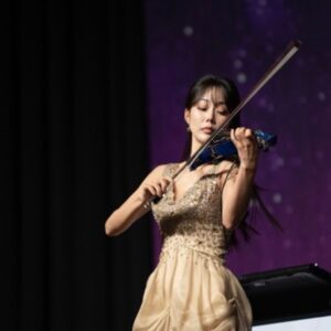 Sue Son Instagram - On stage 📸

#SueSon
#손수경
#Violinist 🎻