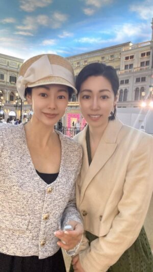 Sue Son Instagram - With my one & only sister 🥰 @heehee219 ❤️