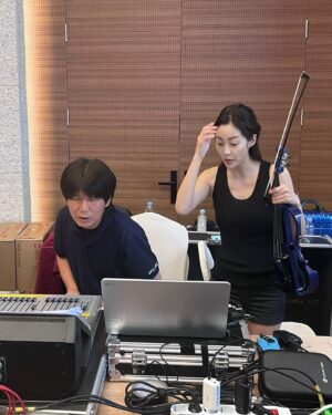 Sue Son Instagram - Behind the scenes 🎬 

#SueSon
#손수경
#Violinist 🎻