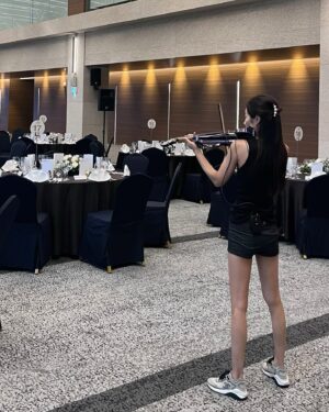 Sue Son Instagram - Behind the scenes 🎬 

#SueSon
#손수경
#Violinist 🎻