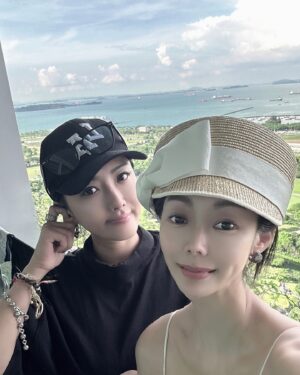 Sue Son Instagram - With my princess 👸 Nina 💕💕
One fine day ☀️ 
#Singapore 🇸🇬