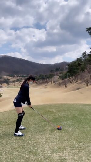 Sue Son Instagram - #golf ⛳️
👚 @horn_garment_korea 

#SueSon 
#손수경
#Violinist 🎻
