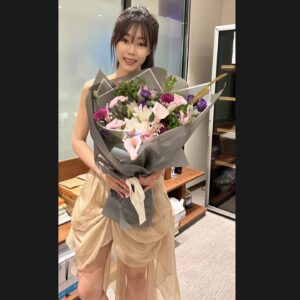 Sue Son Instagram - 💐

Behind the scenes 🎬 
#SueSon
#손수경
#Violinist 🎻