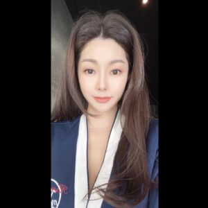 Sue Son Instagram - #Friday #gorgeous #weather ☀️

#SueSon 
#손수경
#Violinist 🎻