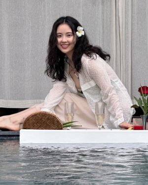 Suh Yun-a Instagram - 🇻🇳🍽️🥂🌹🌺