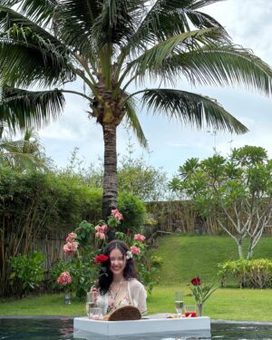 Suh Yun-a Instagram - 🇻🇳🍽️🥂🌹🌺
