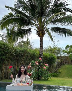 Suh Yun-a Instagram - 🇻🇳🍽️🥂🌹🌺