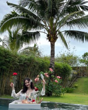 Suh Yun-a Instagram - 🇻🇳🍽️🥂🌹🌺