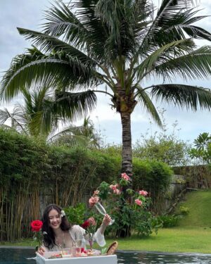 Suh Yun-a Instagram - 🇻🇳🍽️🥂🌹🌺
