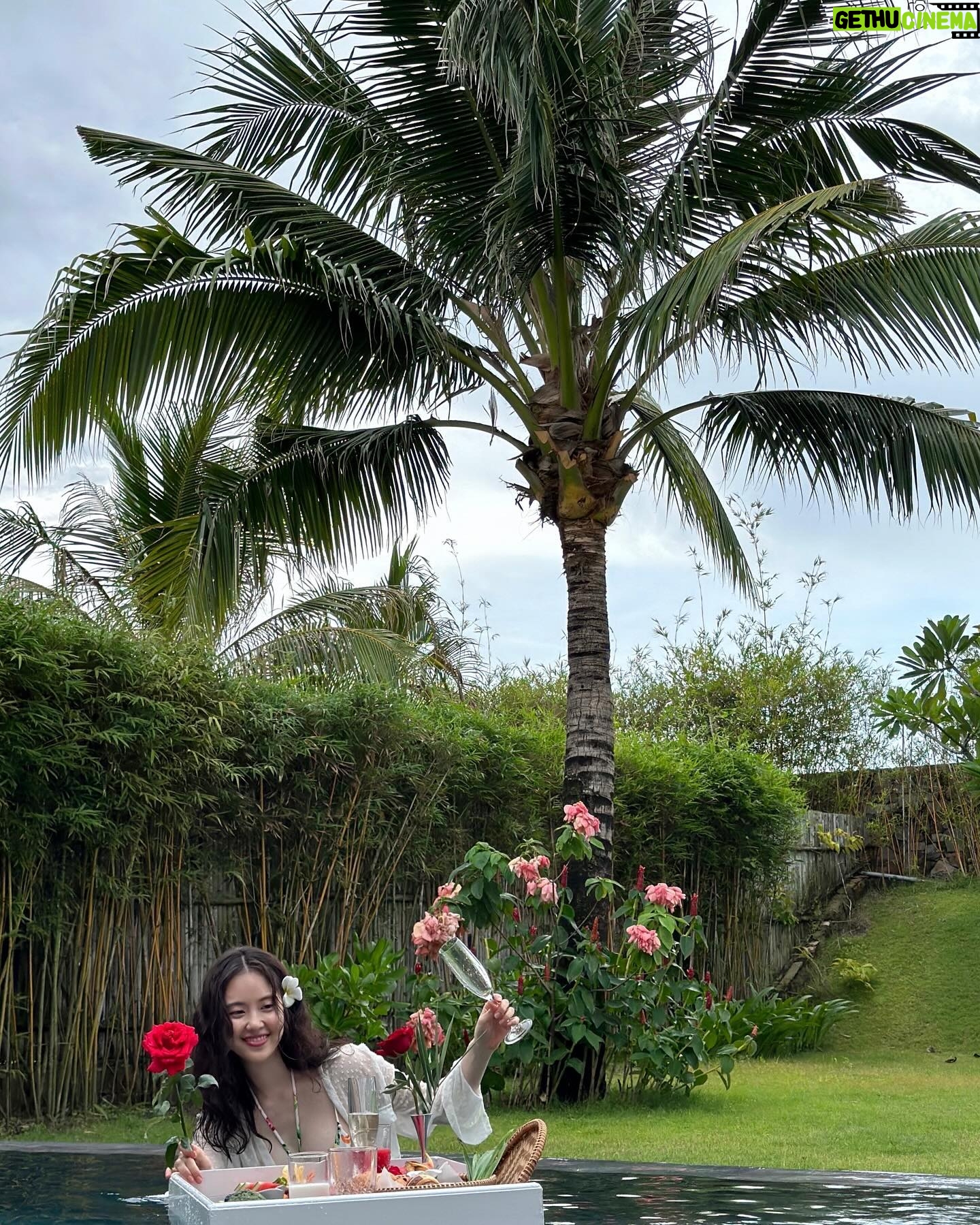 Suh Yun-a - 3 Likes - 🇻🇳🍽️🥂🌹🌺