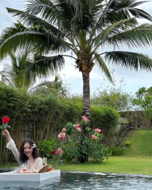 Suh Yun-a Instagram - 🇻🇳🍽️🥂🌹🌺
