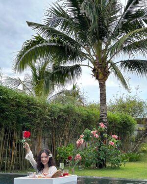 Suh Yun-a Instagram - 🇻🇳🍽️🥂🌹🌺