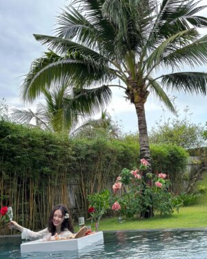 Suh Yun-a Instagram - 🇻🇳🍽️🥂🌹🌺