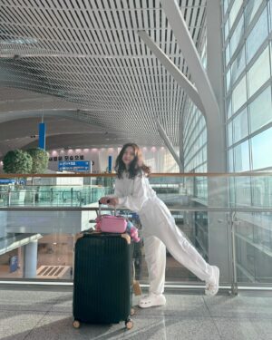 Suh Yun-a Instagram - ✈️🇻🇳✨
비행기 안에서 북두칠성을 봤어요