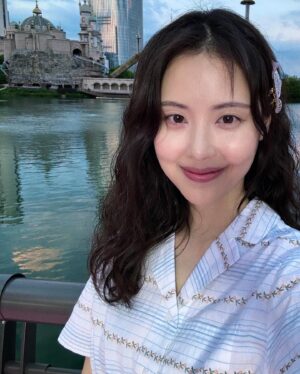 Suh Yun-a Instagram - 분더캄머 너무 좋아🩵💗🌈
@wnderkammer_official @wnder_k_shin