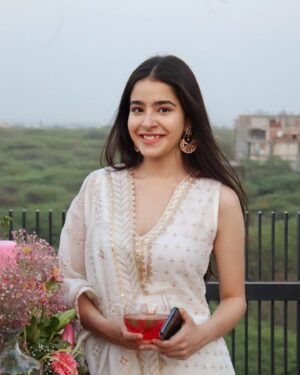 Suhani Sethi Instagram - @shopmulmul 🌼
📸: @_.rupmeramastana._ :)))