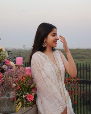 Suhani Sethi Instagram - @shopmulmul 🌼
📸: @_.rupmeramastana._ :)))