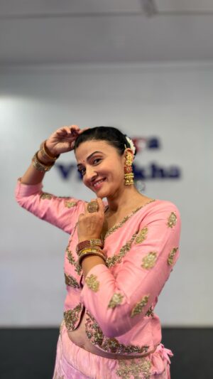 Suhasi Dhami Instagram - Dancing my way to the month!💫

Thanks to @pinky_saraf25 

Studio: @nrityavishakha 
.
#april #dance #artistsoninstagram #trending #reels #fyp #nrityavishakha #explorepage