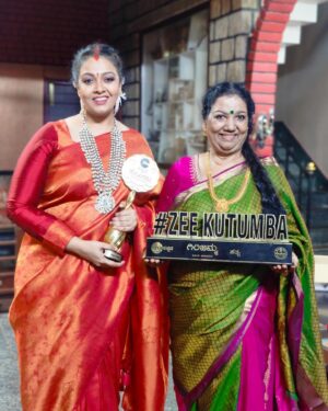 Sujan Lokesh Instagram - Congratulations both of u. Proud moment. Lots of love. #srujanlokesh #poojalokesh #girijalokesh #zeekannada #zeekutumbaawards2023