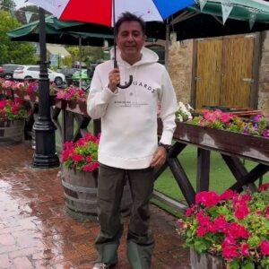Sukhwinder Singh Instagram - Romantic Rain ☔️ & me …….
.
.
.
.
.
.
#romanticsongs #romanticstyle #rainyday #romanticmood #romantic  #livemusic #liveperformance #liveinthemoment #liveinconcert #musiclover #music