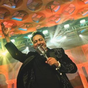 Sukhwinder Singh Instagram - Jalwa.....

@siwpc.in @thestorybox.karansoma @tcei.india @tema.social @hitexexhibitioncentre 

#hyderabad #musiclover #musicconcert #sukhwindersinghliveinconcerts #liveinconcert