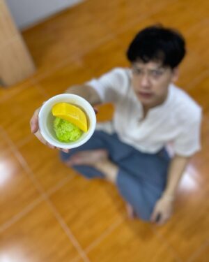 Sukrit Wisetkaew Instagram - นี่เขาให้เราหรือไหว้เจ้า 😅
#ช่วงนี้หายาก
#ข้าวเหนียวมะม่วง🍋