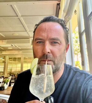 Sullivan Stapleton Instagram - Spritz o’clock here at easily one of my favorite places in Sydney! @chiswickwoollahra @chefmattmoran #good #food #goodtimes