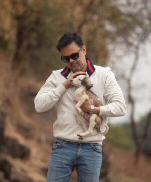 Sumeet Raghvan Instagram - Hahaha had to pick him up and cuddle him.. He was irresistible.. 😍😍😍
