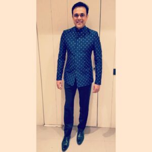 Sumeet Raghvan Instagram - For an online show with guruji Shri.Suresh Wadkar ji..
It was a treat to sit on the stage and listen to him.. 🙏🏼🙏🏼
event-
designer - @nm_design_studio
styled by @bapatshweta