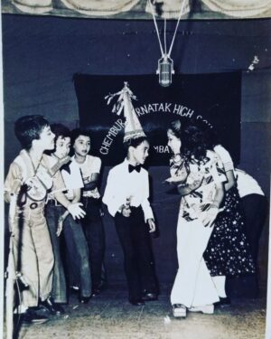 Sumeet Raghvan Instagram - Hahaha i always wanted to be on the stage.. That too centrestage 🤭🤭
Circa 1979-80 i guess

Any classmates here who could share some more info about this picture.
#CKHS
#ChemburKarnatakHighSchool