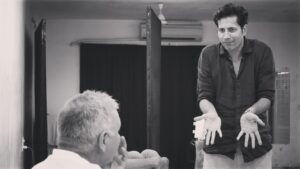 Sumeet Vyas Instagram - #PuraneChawal  #NayaNatak 

Directing a play after a decade. Had almost forgotten what a treat it is to be in #rehearsal.