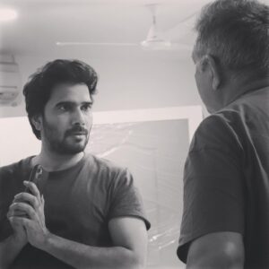 Sumeet Vyas Instagram - #behindthescene #puranechawal 
#rehearsalroom 

📸 @literally.kuldeep 

#prithvifestival2023 #theatre #backstage