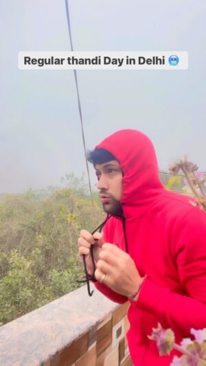 Sumit Bhardwaj Instagram - Delhi se kaun kaun hai ?? 
.
#summitbhardwaj #delhi #winters #delhikisardi #love #livelovelaugh