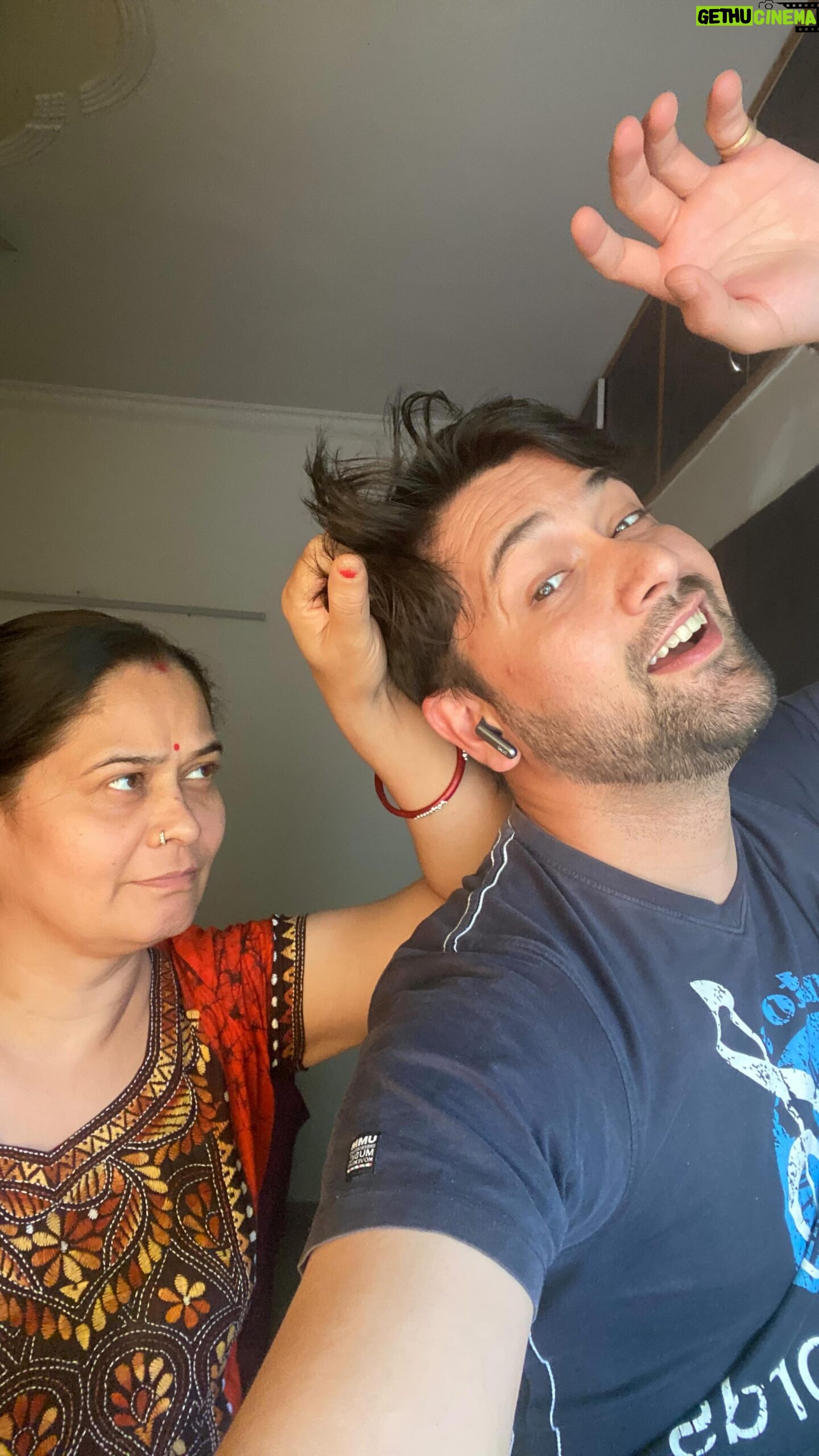 Sumit Bhardwaj - 2.4K Likes - Mene Baat toh Galat nahi boli kyaa bolte ho ???
.
#summitbhardwaj #comedyreels #reelsindia #realcontent #maabeta #maa #indianfamily #live #love #livelovelaugh