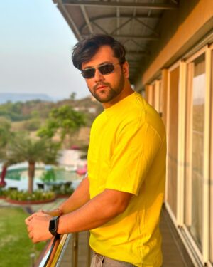 Sumit Bhardwaj Instagram - Tu Aaja hawa ban ke 💛✨💫
.
#summitbhardwaj #love #lovelanguage #fashionblogger #fashion #lifestyle #life #livelovelaugh