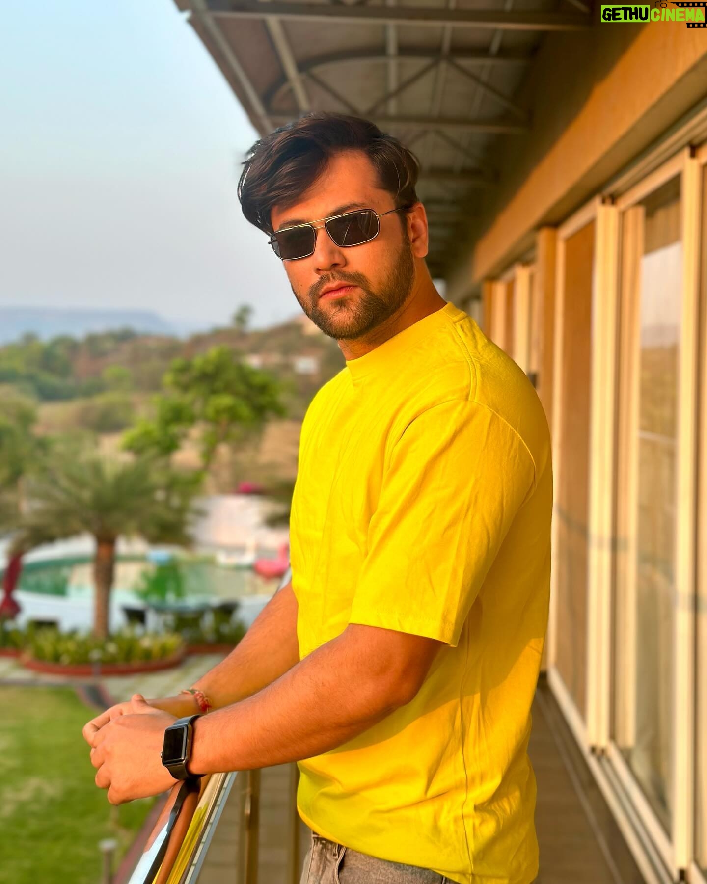 Sumit Bhardwaj - 1K Likes - Tu Aaja hawa ban ke 💛✨💫
.
#summitbhardwaj #love #lovelanguage #fashionblogger #fashion #lifestyle #life #livelovelaugh