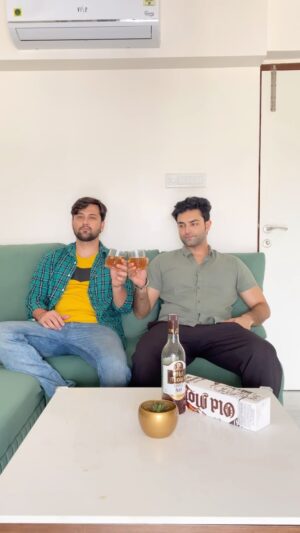 Sumit Bhardwaj Instagram - Khao peyoo Aish karoo mitro 😅🥳🤩
.
 #akashjagga #summitbhardwaj #comedyreels #reelsindia #memes #boys #trending #love #