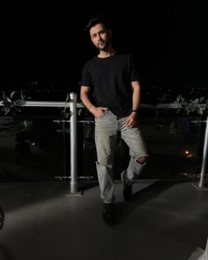 Sumit Bhardwaj Instagram - Waqt ki qaid mein zindagi hai magar, Chand ghadiyan yahi hai jo azaad hai ….
.
#summitbhardwaj #life #love #livelovelaugh